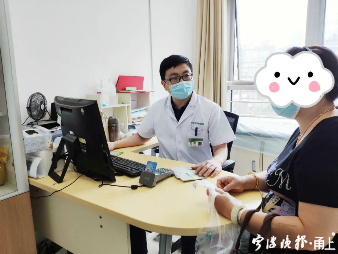 初中生身体上有小红点很痒,女生突然起红色的疹子