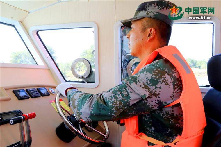 初夏,额河卫士这样在额尔齐斯河畔进行边境巡护