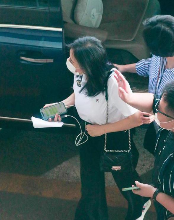 赵丽颖产后现身穿着十分朴素低调,赵丽颖产后复出脸型变化