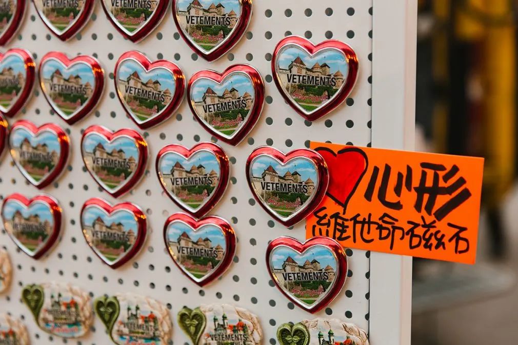 潮流圈早已盛行的“摆摊文化”，是品牌“名利场”还是卖鞋赚40万刀的神话？