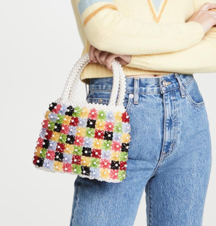 杨采钰度假拎的独家小众包,我可以