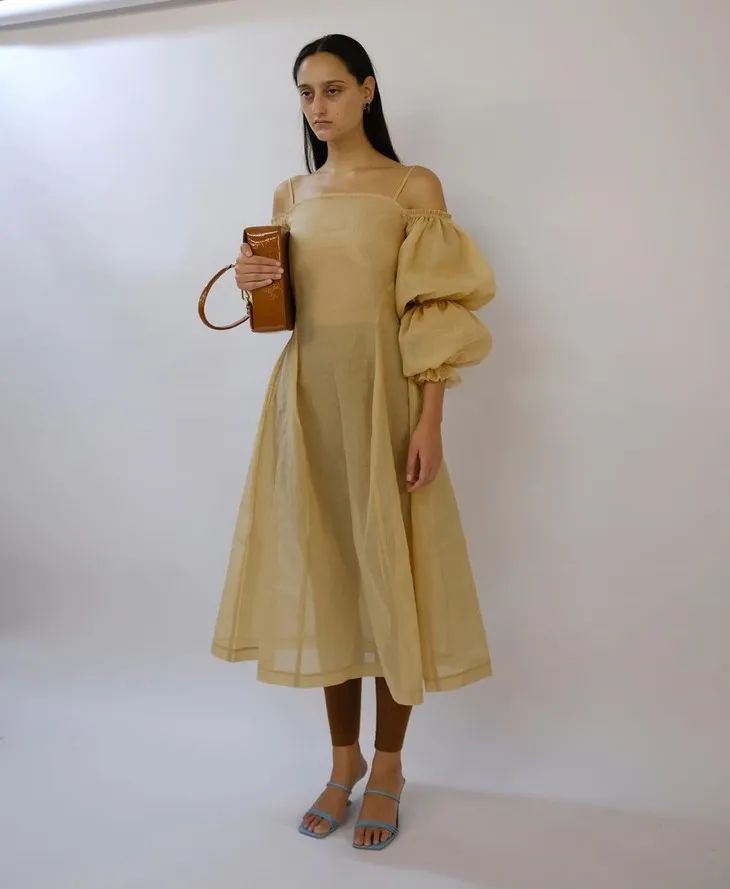 杨采钰度假拎的独家小众包,我可以