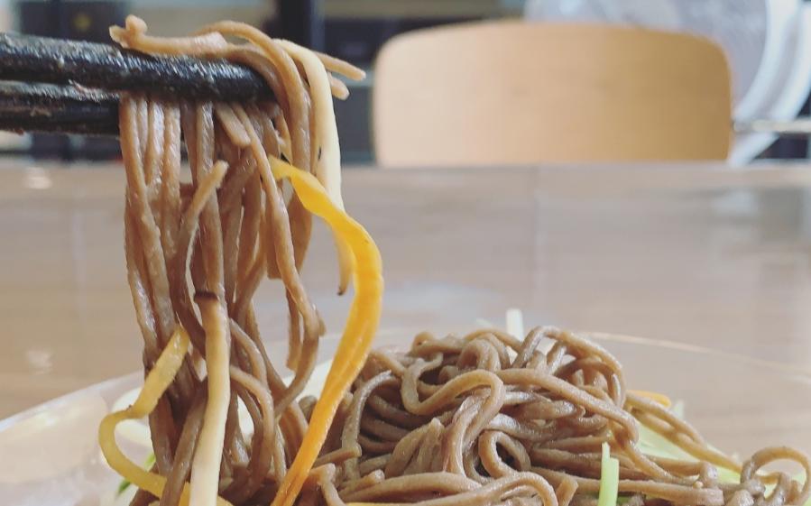 做了20年挂面出口数十个国家，萧山一家面条厂直呼“今年太难了！”他们生产的面条品质很好今起成本价在“每满生活”销售