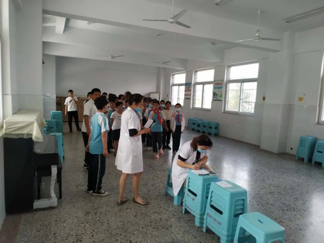 开启“AI”模式，凤泉蓝天医院视力检测进校园！