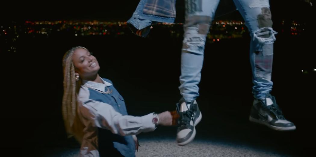 杰伦黑丝绸，TS天价AF1，近期MV中的“私藏热爱”各不相同