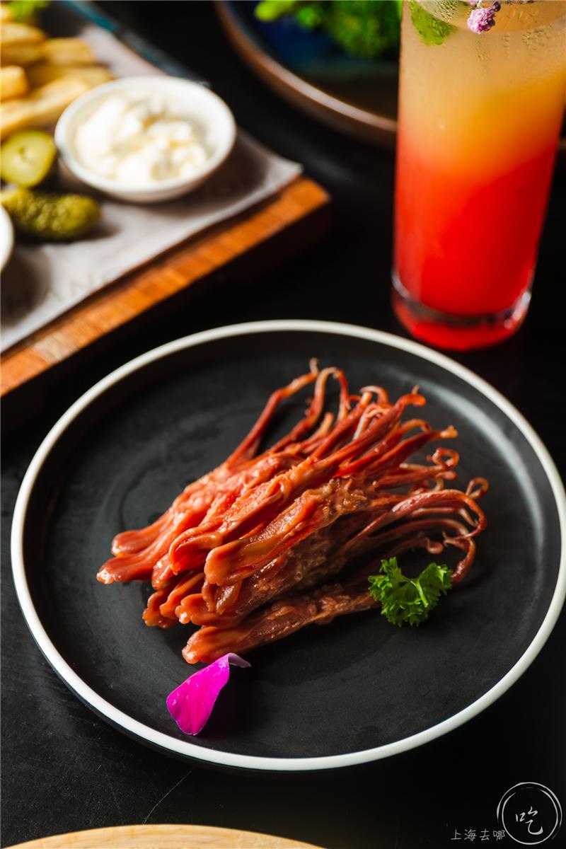 太刚了！这店居然敢开在「中国第一夜店」楼下...