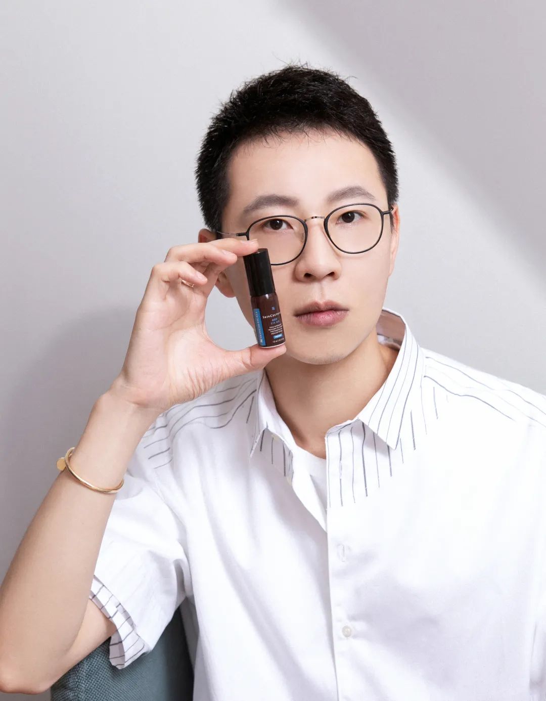 两边黑眼圈程度不一样,黑眼圈的秘密暴露了一个真相