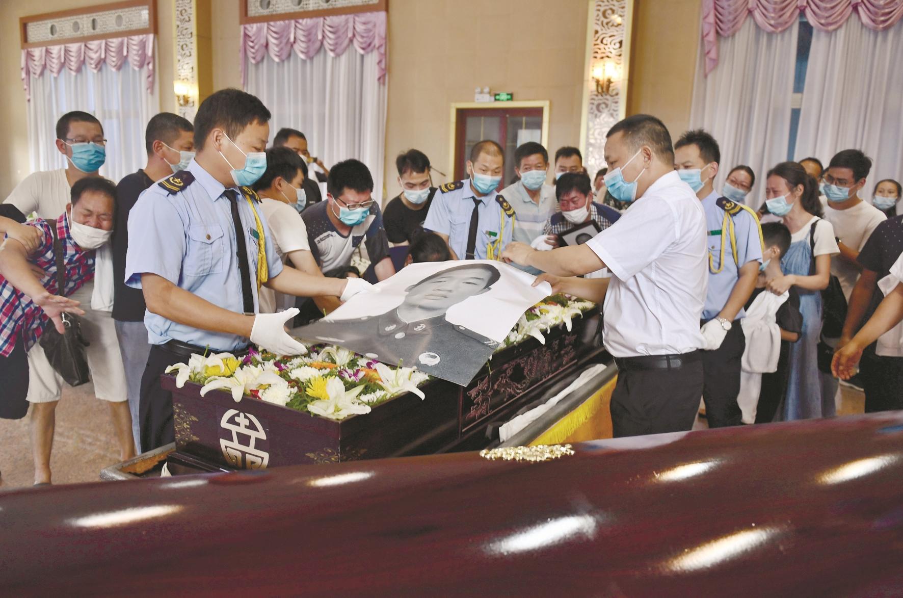 细雨哭英雄，哀思祭军魂！东莞隆重举行追悼会送别关腾飞