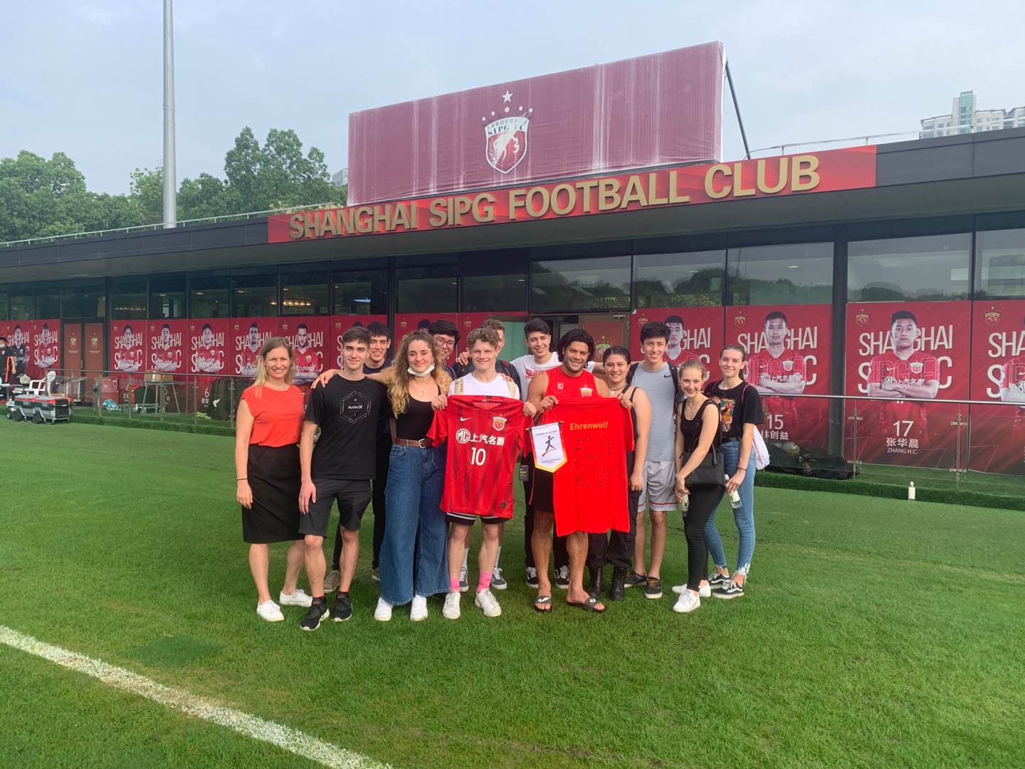 德国学生球迷也爱上港！胡尔克送签名球衣，女生们最崇拜……