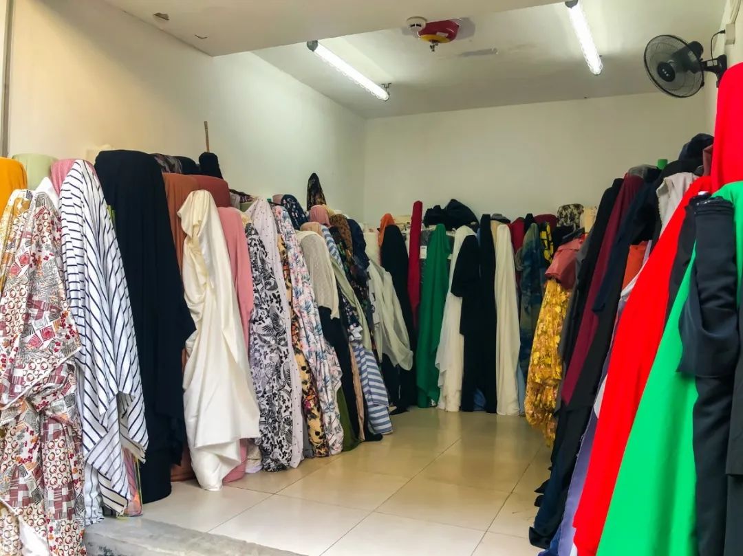 广州地铁晓港站的布料市场,晓港地铁站出口