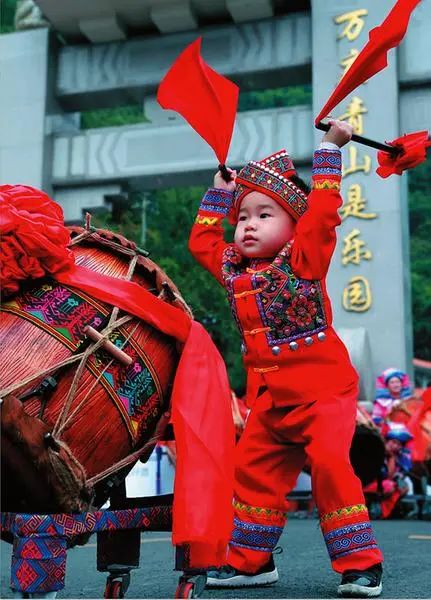 鼓槌擂响撼八方，马山会鼓情飞扬