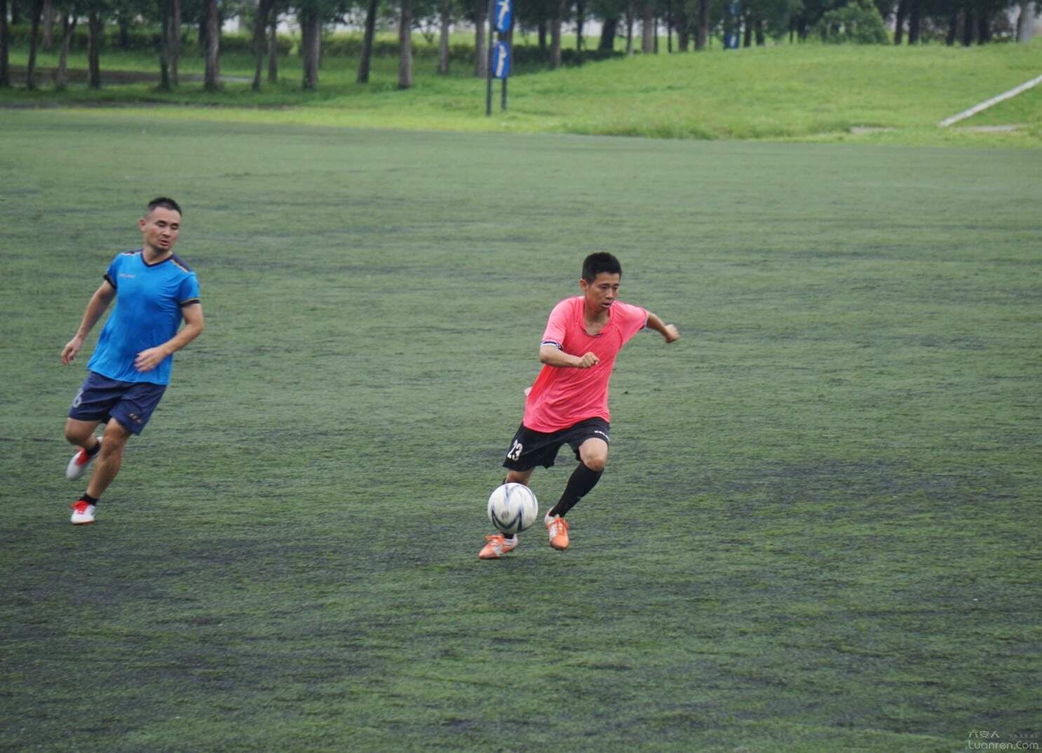 雨中足球,雨中足球图