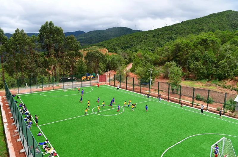 大山深处足球场,看见空旷的草坪就很舒服