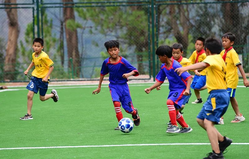 大山深处足球场,看见空旷的草坪就很舒服