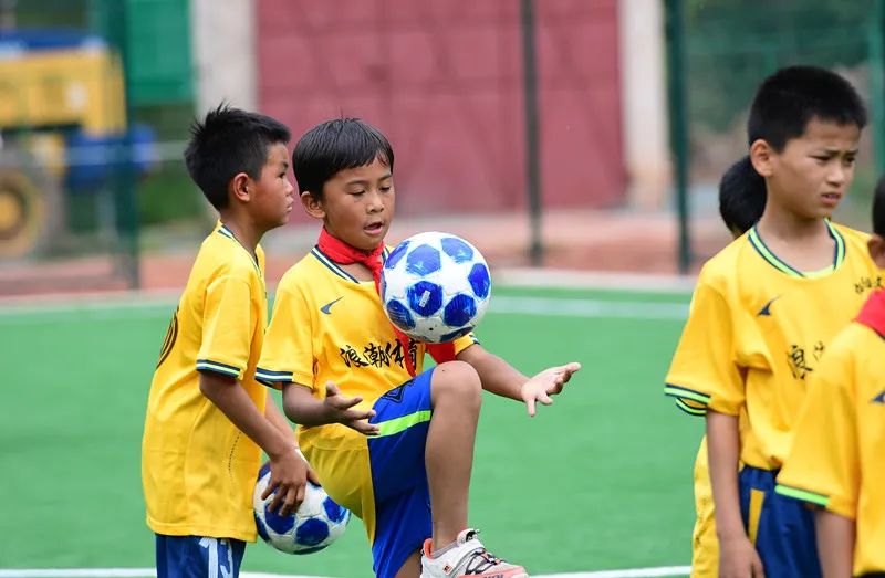 大山深处足球场,看见空旷的草坪就很舒服