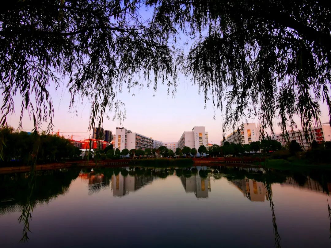 你好这里是成都翻译英文,你知道武汉商学院么