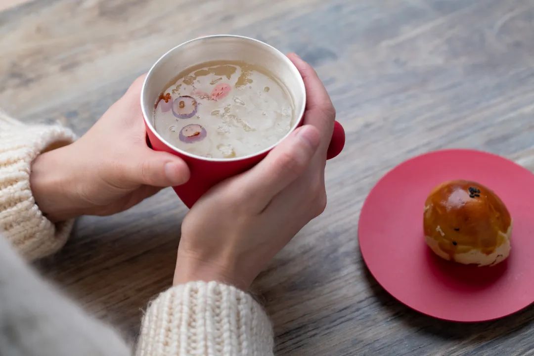 把故宫红、青花蓝捧在手心，以“银杯”畅饮