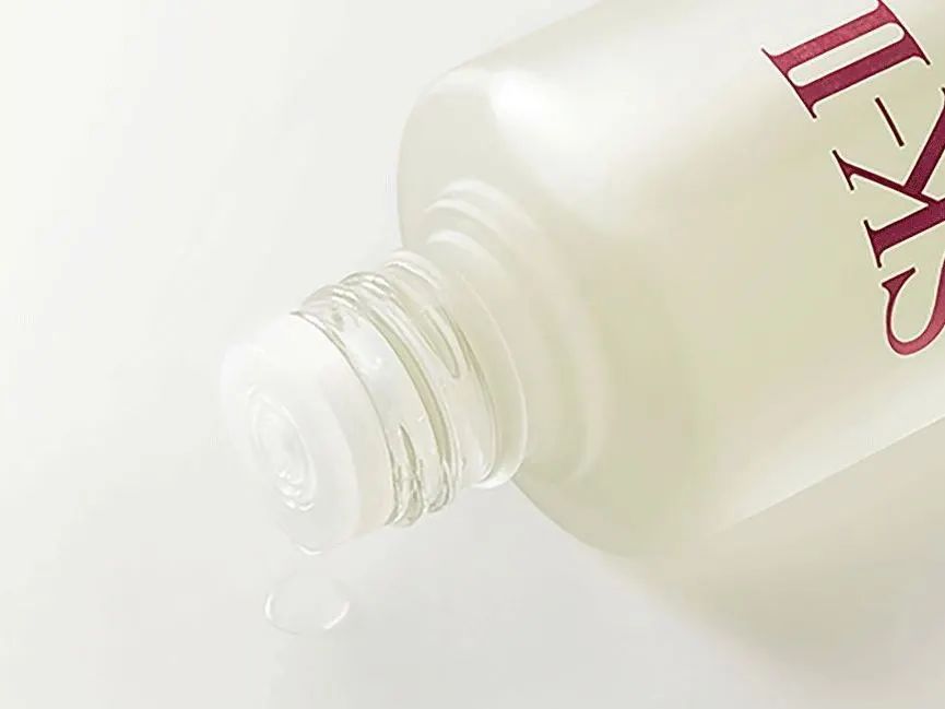 大家都在追《三十而已》,我却偷偷看了看她的化妆台