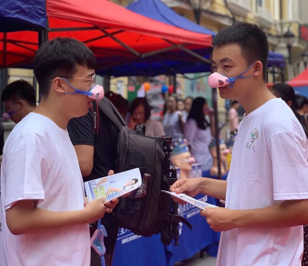 太原大街惊现“蒙鼻侠”，引路人纷纷围观，到底发生了啥