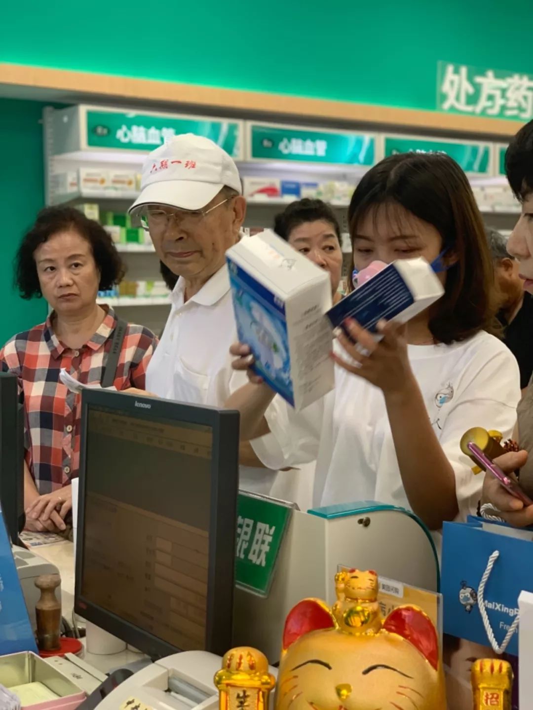太原大街惊现“蒙鼻侠”，引路人纷纷围观，到底发生了啥