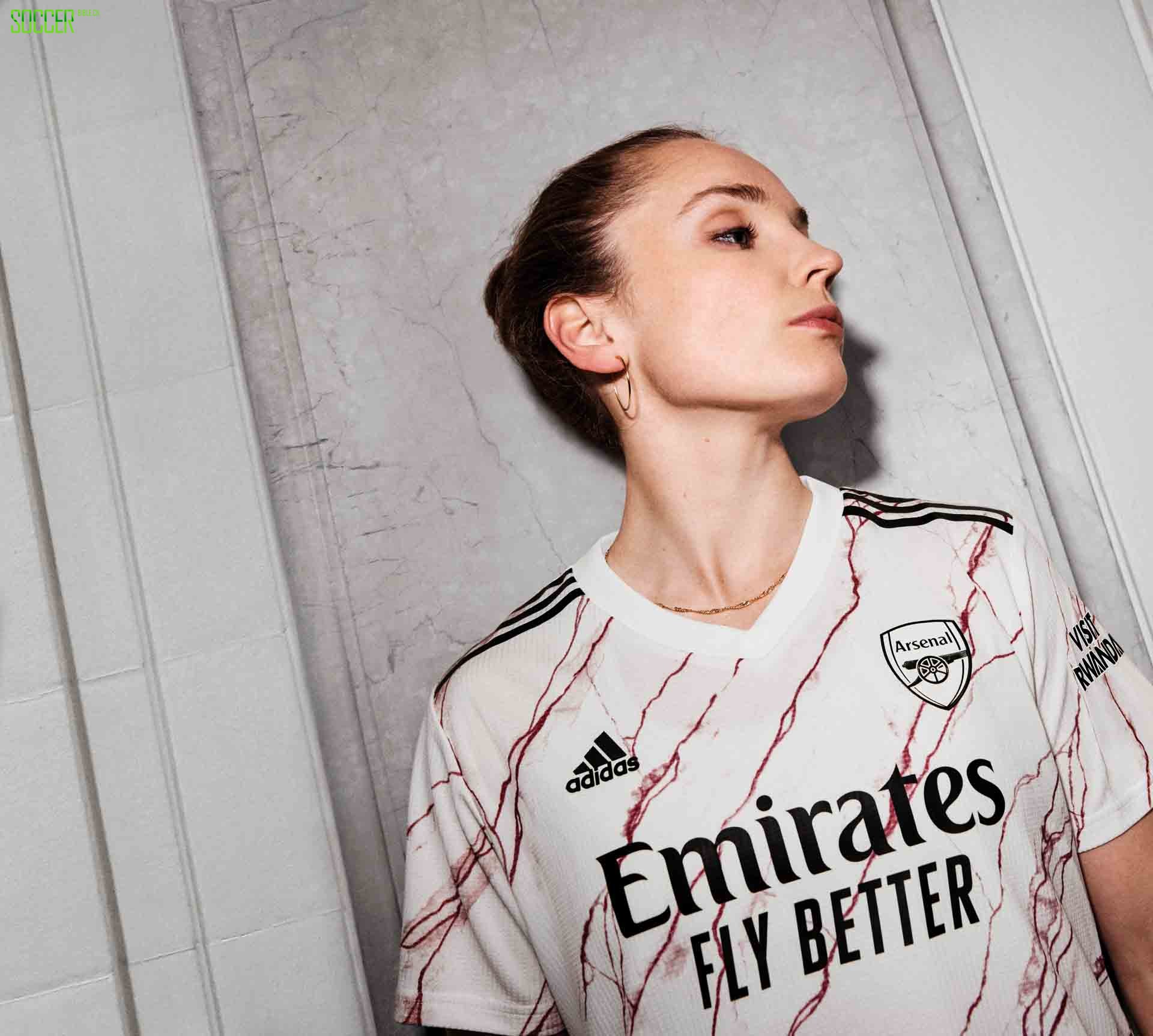 阿迪达斯新款阿森纳夹克,阿迪达斯拜仁球衣2021