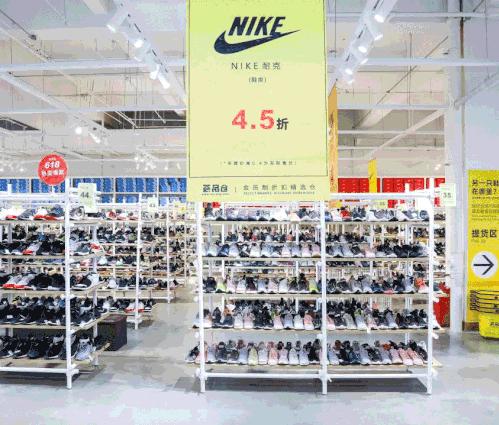 火爆魔都的荟品仓登陆松江！Nike、阿迪…全场一折起！2000个拉杆箱1元领