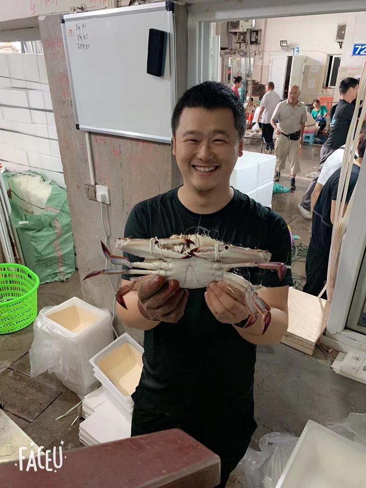 「内附福利」一群海边人“尝鲜”，用直播卖蟹涨粉，从几斤到几百斤