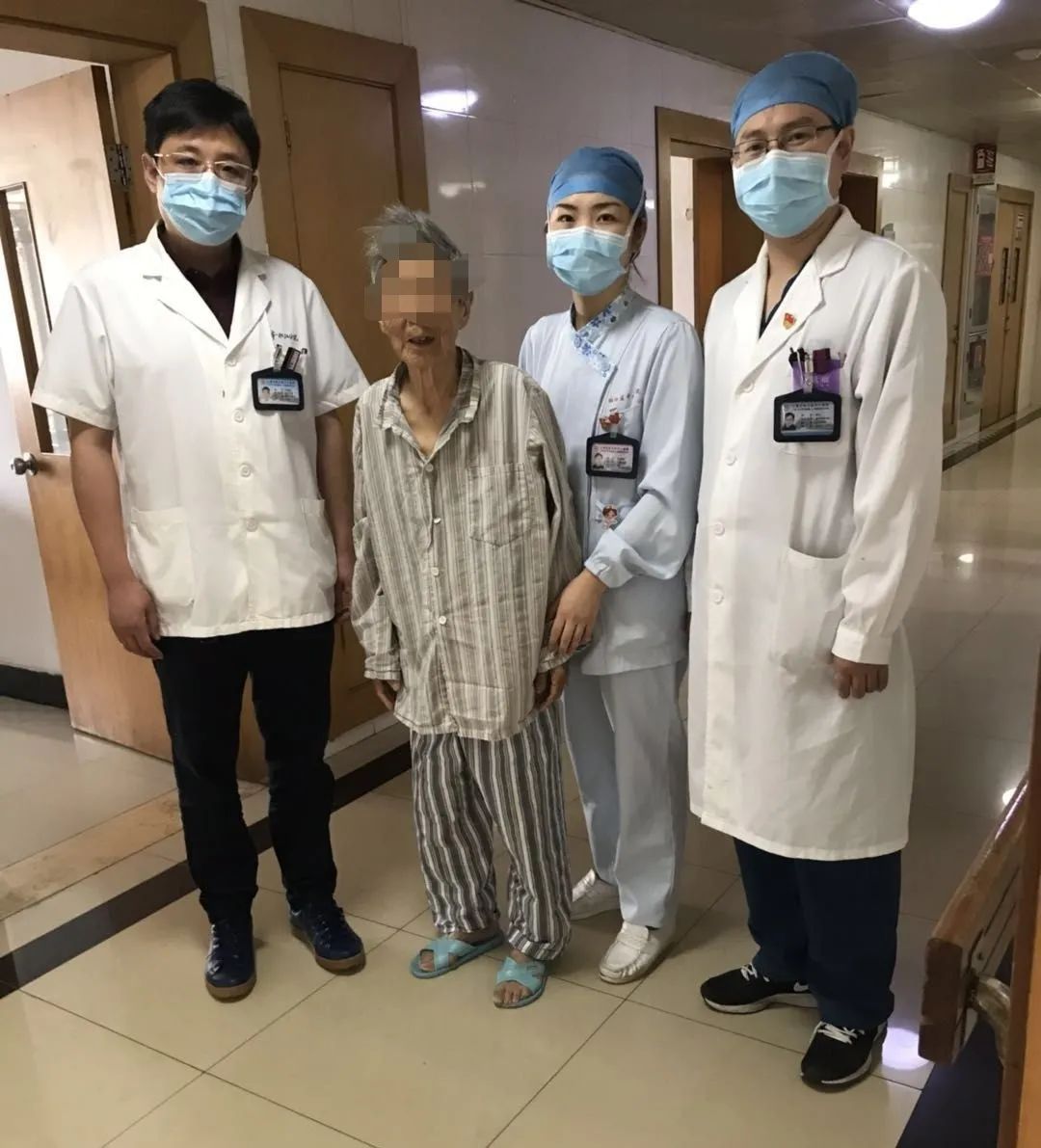 百岁老人术后下床活动,老人手术后多久能活动