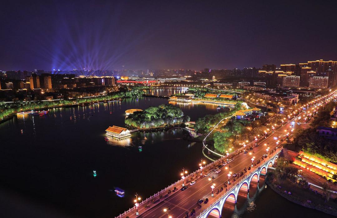 越夜越嗨丨顶级夜跑景区，给你成本最低的人鱼线！