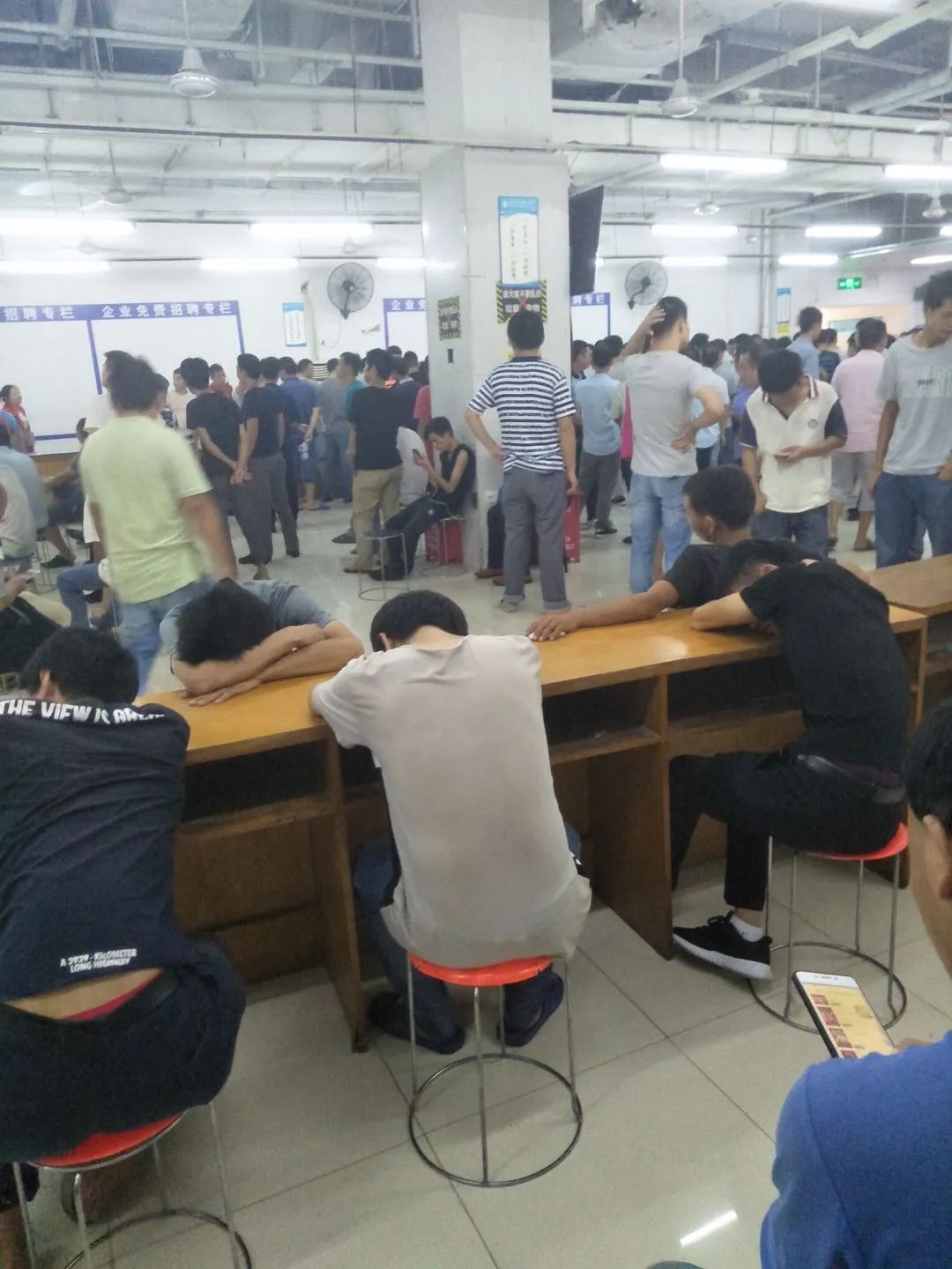 有人说他们是混吃等死的社会废物，在我看来并不是