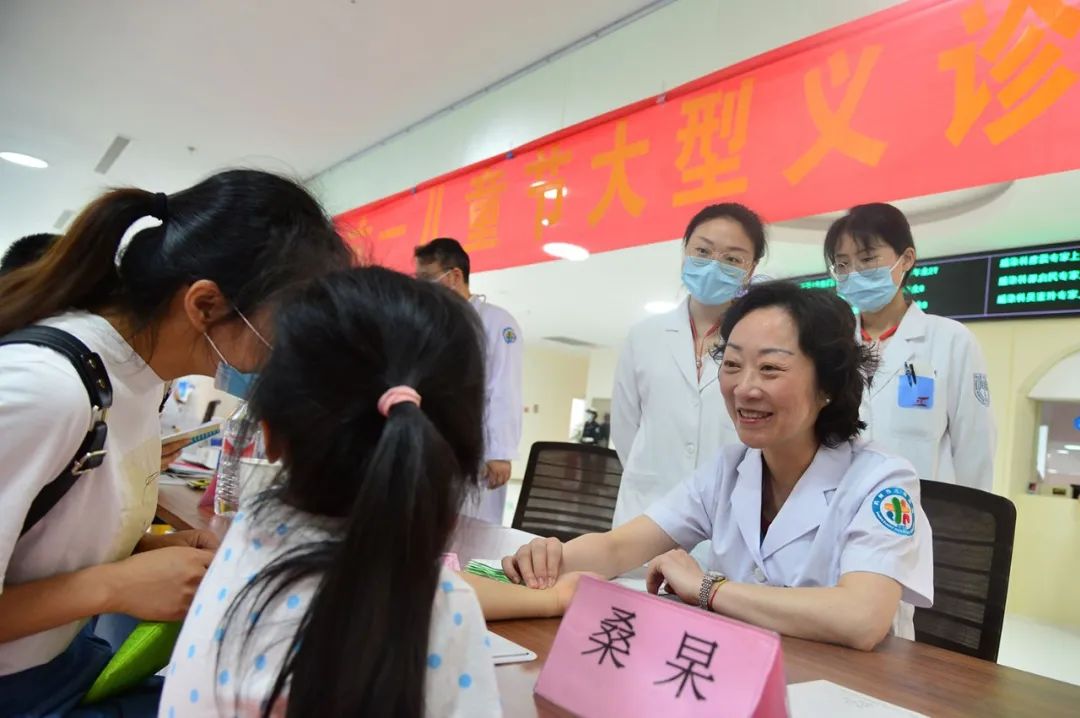 【专家在身边】妈妈的“好意”，却让六岁女孩直喊胸部疼？避免性早熟，专家的十二字秘诀要记牢