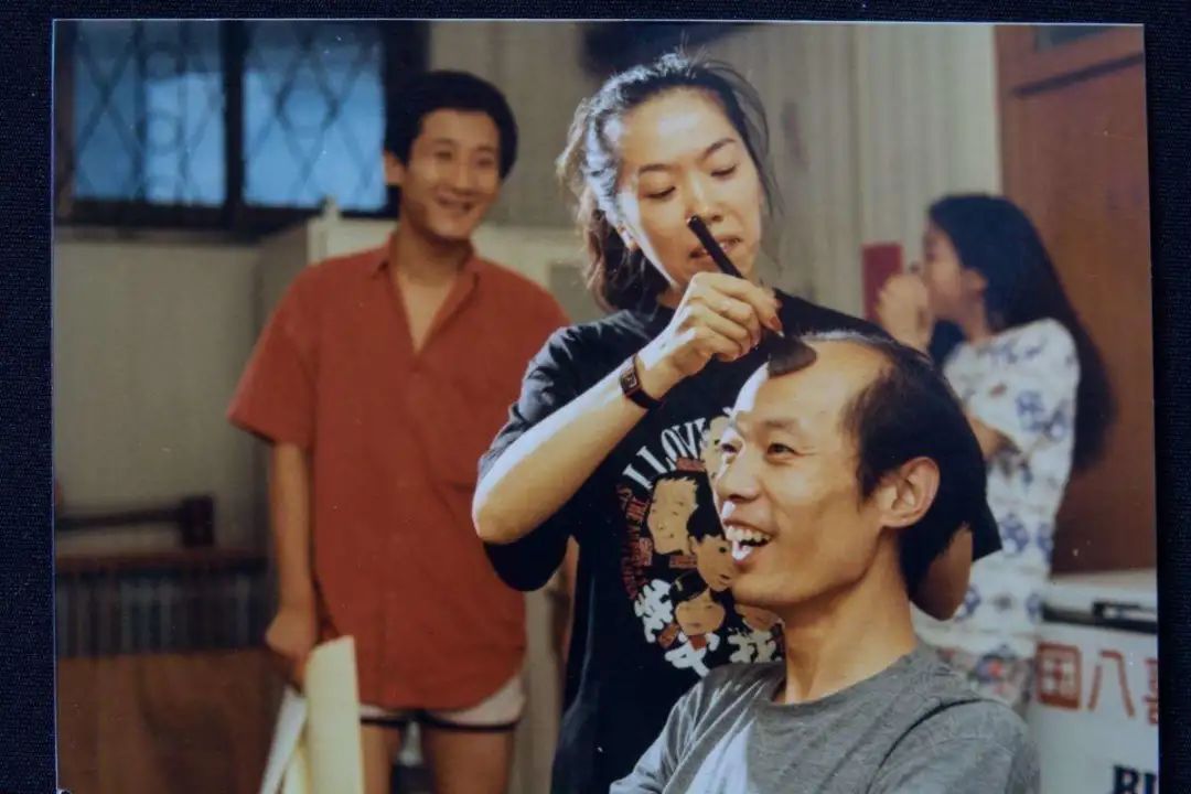 穿超短裤出门的人什么心态,一年四季穿短裤男人