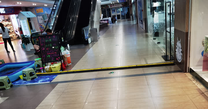 被商场压线板绊倒谁的责任,被商场台阶绊倒致骨折获补偿