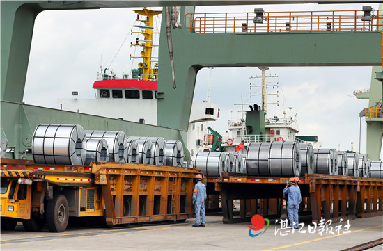 繁忙的港口码头,繁忙的湛江钢铁码头