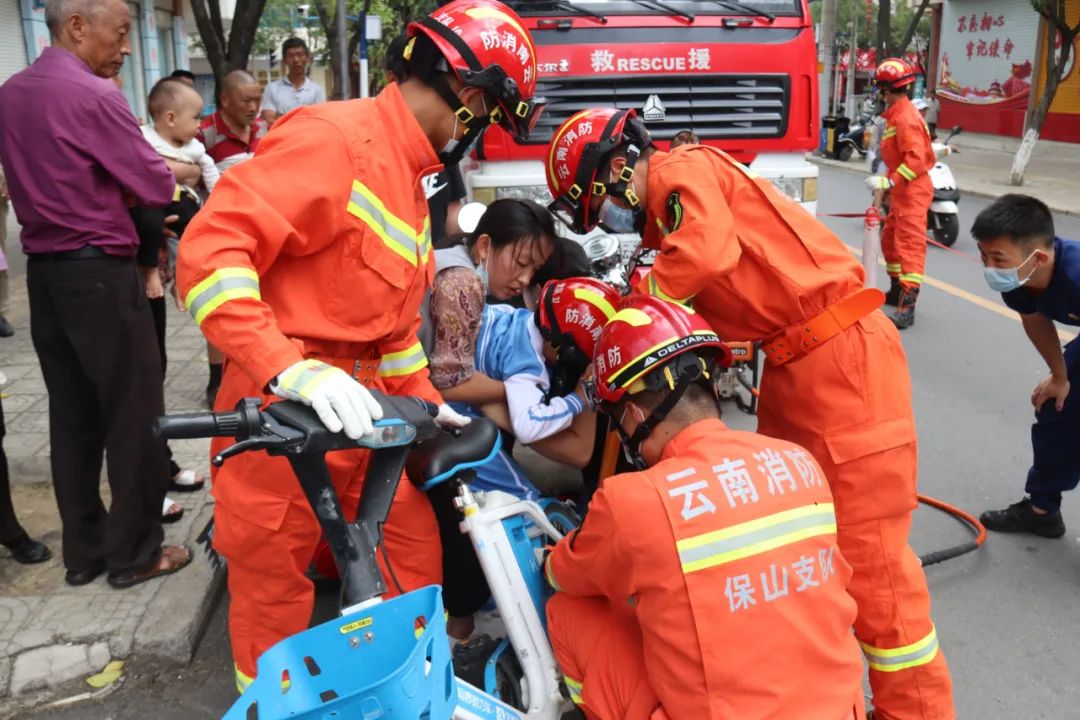 小男孩脚被卡进共享单车里,小孩共享单车脚卡住了