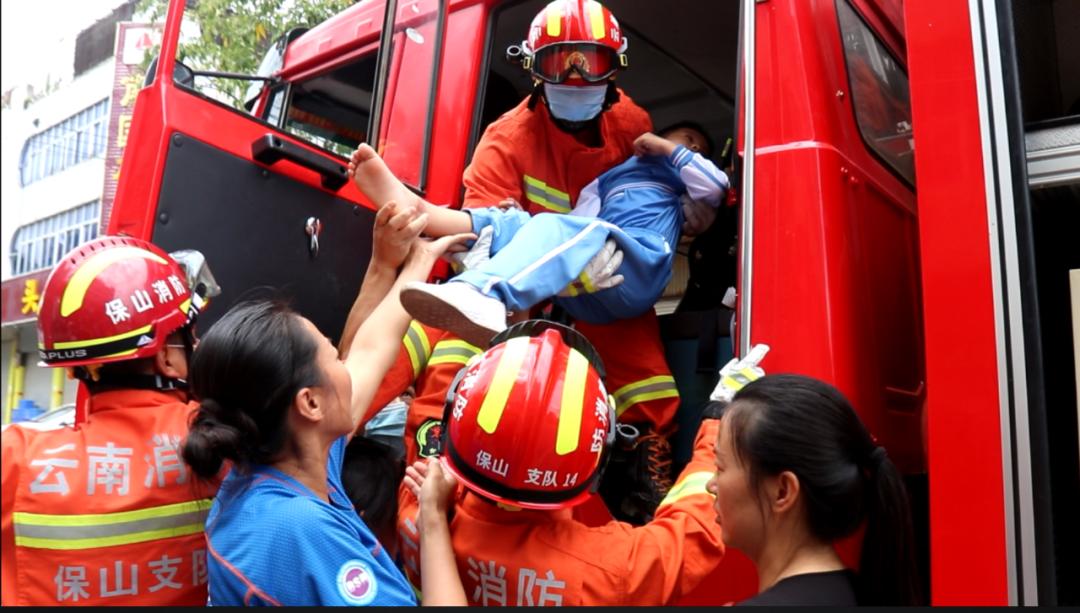 小男孩脚被卡进共享单车里,小孩共享单车脚卡住了