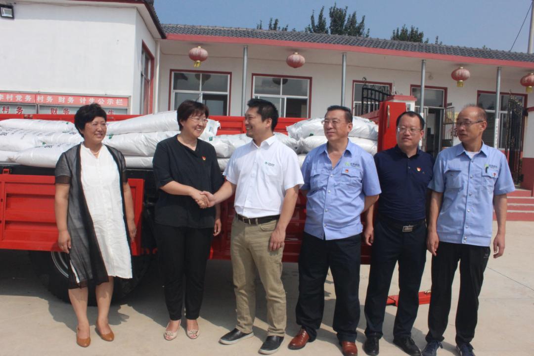 设施农业扶贫助力精准脱贫,精准扶贫为贫困户送化肥