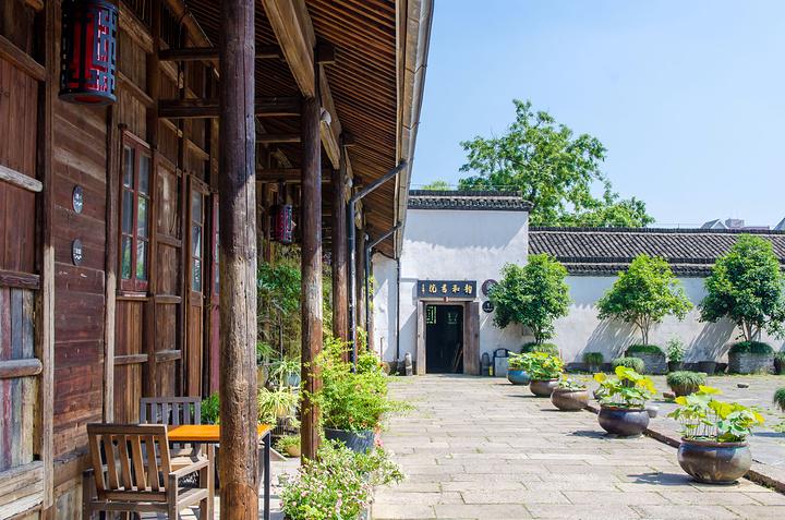 今天，中秋邂逅国庆！拱墅一身“红妆”一城月色，映照万千团圆至味！