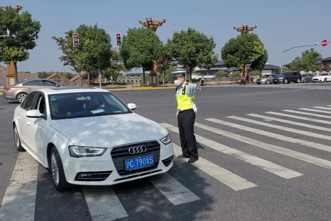 国庆我在岗向国庆献礼,中秋国庆双节我在岗文案