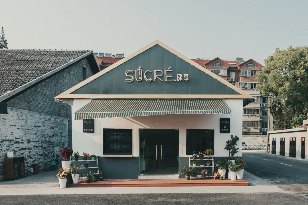 篮球场绿茵场,虹口足球场附近有篮球场