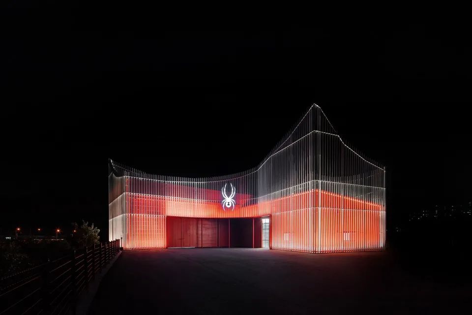 醒目的“蜘蛛网”-SpyderHaven商店/BetwinSpaceDesign