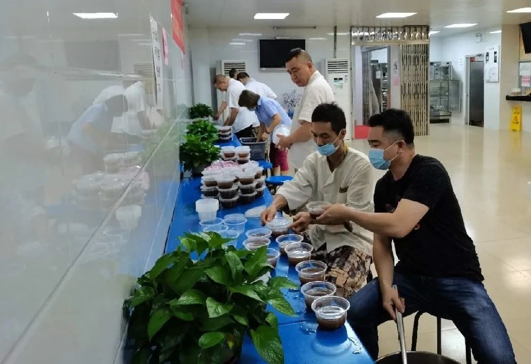 【青年民警微视角】为了奋战的战友，他每天前送数以吨计的“温暖”——走进青年民警李汝芹的一天