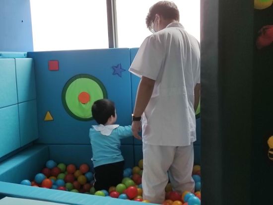 一场感冒夺走了老人的生命,一场感冒让30岁儿子命悬一线