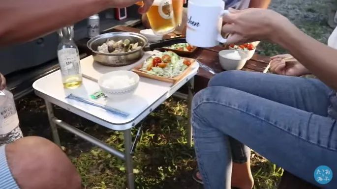 女生把破面包车改装成房车,女生把面包车改造成房车