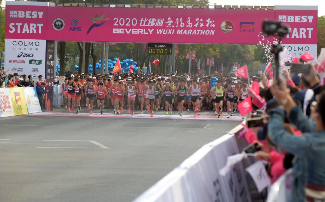 超市员工脚踩冰冻食品,永辉超市工作人员脚踩冷冻鱼虾