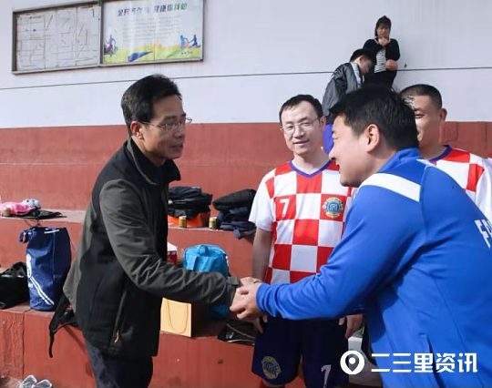 毕业18年再次回到高中母校,毕业18年后重聚校园