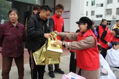 新时代文明实践志愿服务集市开集,新时代文明实践志愿服务授旗仪式