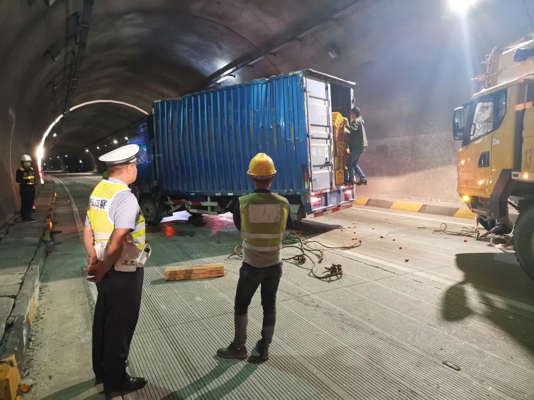 大货车侧翻有多危险,违停避险车道造成货车侧翻