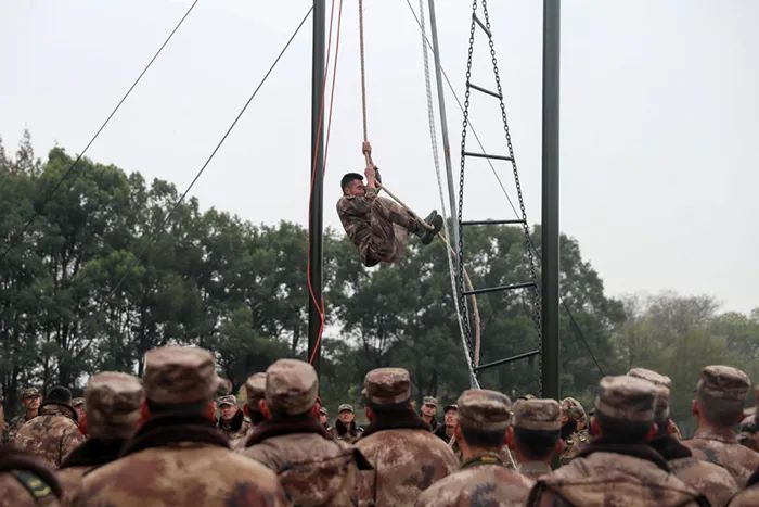 寒风中的他们完整版,寒风中他们一直在坚守