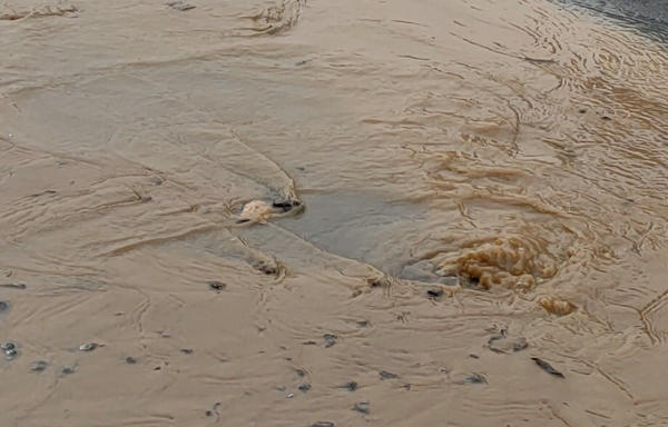 郑州暴雨小区排水管爆裂,水管爆裂成喷泉